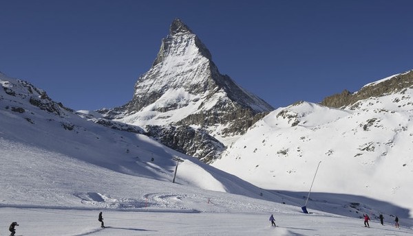 사진은 2012년 1월 16일 스위스 발레주 체르마트에서 알프스산맥 마터호른을 배경으로 사람들이 스키를 타고 있는 모습.[사진=뉴시스]