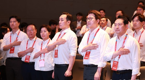 장동혁 국민의힘 대표를 비롯한 의원들이 28일 오후 인천 중구 인천국제공항공사 항공교육원에서 열린 2025 국민의힘 국회의원 연찬회에서 국민의례를 하고 있다.[사진=뉴시스]