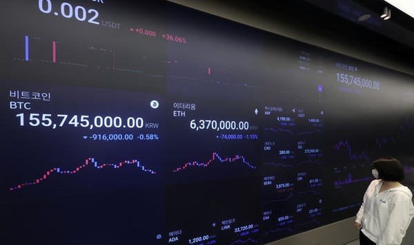 도널드 트럼프 미 대통령이 리사 쿡 연준 이사에게 해임 통보를 해 9월 금리 인하 기대감이 상승함에 따라 가상화폐가 랠리를 시작한 27일 오전 서울 강남구 업비트 고객센터 전광판에 비트코인, 이더리움, 엑스알피(리플) 등 가상화폐 시세가 표시되고 있다. [사진=뉴시스]