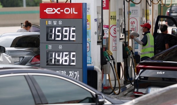  지난 24일 서울의 한 주유소에 휘발유와 경유 가격이 게시되어 있다. [사진=뉴시스]