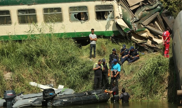  2024년 10월 13일 이집트의 미니야 주에서 일어난 열차 추돌 사고 현장에서 구조대원들이 분리되어 계곡에 추락한 열차 2량의 사상자를 찾고 있다. [사진=뉴시스]