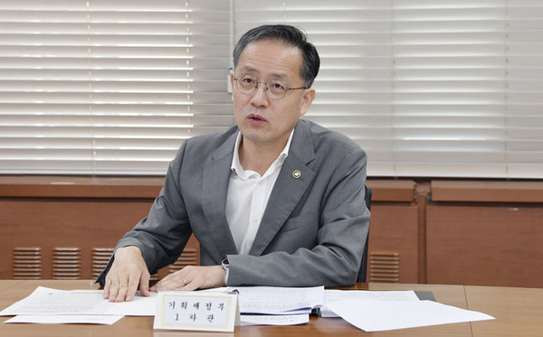 이형일 기획재정부 1차관이 정부서울청사에서 물가관계차관회의를 주재하고 있다. [사진 = 기재부]