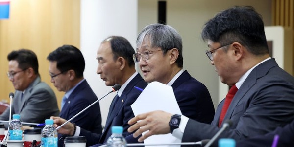 이찬진 금융감독원장이 1일 서울 종로구 생명보험교육문화센터에서 열린 보험회사 CEO 간담회에서 발언하고 있다. [사진=뉴시스]