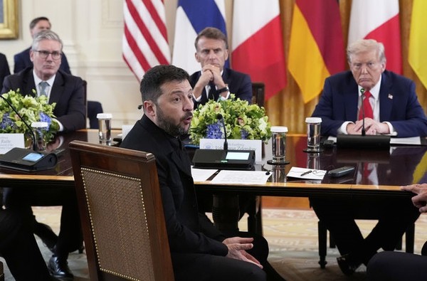 볼로디미르 젤렌스키 우크라이나 대통령이 지난달 18일(현지 시간) 백악관에서 도널드 트럼프 미국 대통령 및 유럽 지도자 7명과 회담에 앞서 발언하고 있다. [사진=뉴시스]