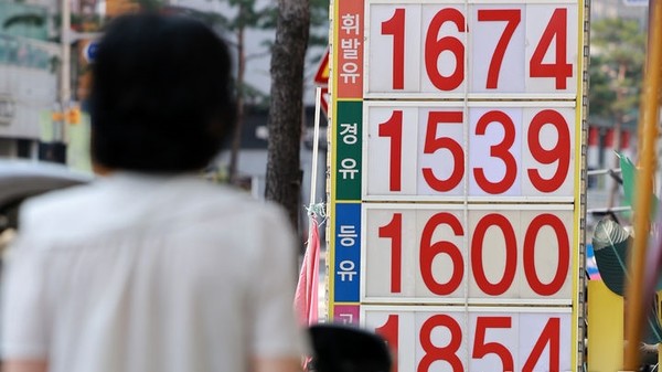 전국 주유소 휘발유·경유 판매 가격이 3주 연속 하락세를 보이고 있는 31일 오전 서울 시내의 한 주유소에 유가 정보가 표시되어 있다.[사진=뉴시스]