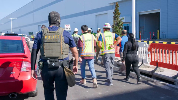 미국 이민 단속 당국이 홈페이지를 통해 지난 4일(현지시간) 조지아주 현대차그룹-LG에너지솔루션의 합작 배터리 공장 건설현장에서 벌인 불법체류·고용 단속 현장 영상을 홈페이지를 통해 공개했다. [사진= ICE 홈페이지 영상 캡쳐]