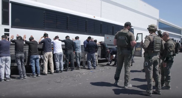 미국 이민 단속 당국이 홈페이지를 통해 지난 4일(현지 시간) 조지아주 현대차그룹-LG에너지솔루션의 합작 배터리 공장 건설현장에서 벌인 불법체류·고용 단속 현장 영상을 홈페이지를 통해 공개했다. [사진=뉴시스]