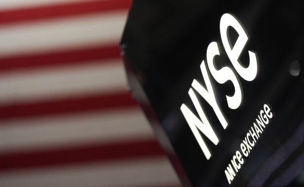 미국 뉴욕에 있는 뉴욕증권거래소(NYSE)에 NYSE 표지판의 모습. [사진=뉴시스]