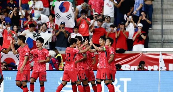 손흥민이 6일(현지 시간) 미 뉴저지주 해리슨 스포츠 일러스트레이티드 스타디움에서 열린 미국과의 친선 경기 전반 18분 선제골을 넣은 후 동료들과 기쁨을 나누고 있다. [사진=대한축구협회]