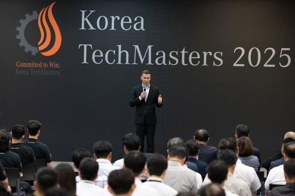지난 5일 경기 용인시에 있는 메르세데스-벤츠 트레이닝 아카데미에서 열린 '2025 한국 테크마스터 대회' 마티아스 바이틀 메르세데스-벤츠 코리아 대표가 발표하는 모습. [사진=벤츠 코리아]