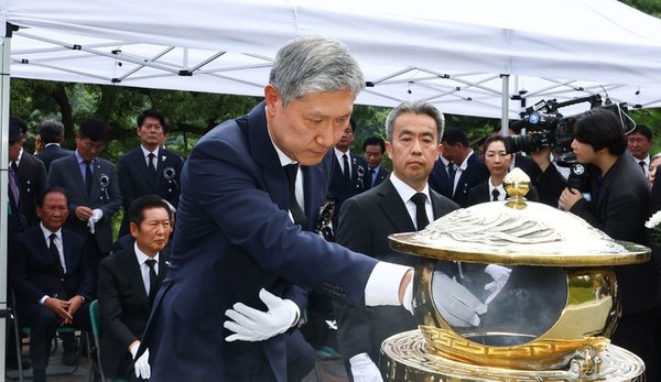노태우 전 대통령 아들 노재헌씨가 18일 서울 동작구 국립서울현충원 고 김대중 전 대통령 묘역에서 분향하고 있다. [사진=뉴시스]