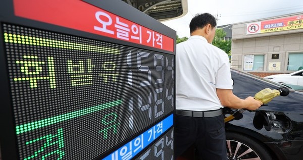 지난 7일 서울 서초구 만남의광장 주유소에서 시민들이 주유를 하고 있다.[사진=뉴시스]