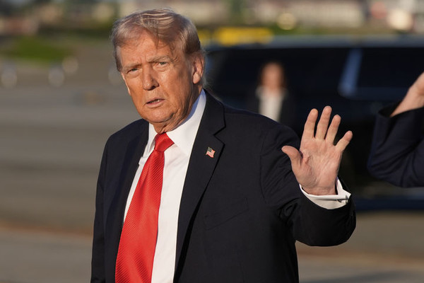 도널드 트럼프 미국 대통령이 지난 11일(현지 시간) 뉴욕 라과디아 공항에서 착륙 후 취재진을 향해 손을 들어 보이고 있다. [사진=뉴시스]