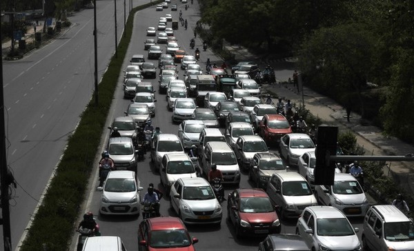 인도 뉴델리 시내 도로가 출근하는 자동차로 교통 체증을 빚고 있다.[사진=뉴시스]