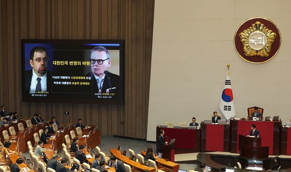 김상훈 국민의힘 의원이 17일 서울 여의도 국회에서 열린 제429회국회(정기회) 제7차 본회의 '경제에 관한 질문'에서 김민석 국무총리에게 질의하고 있다.[사진=뉴시스]