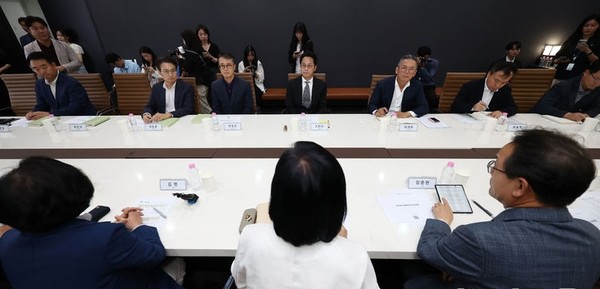 조좌진 롯데카드 대표를 비롯한 임원들이 19일 오후 서울 종로구 롯데카드 본사 현장조사에 나선 최민희 국회 과학기술정보통신위원장을 비롯한 더불어민주당과 조국혁신당 과방위 위원들의 발언을 듣고 있다. [사진=뉴시스]