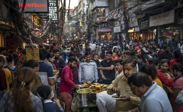 인도 뉴델리의 한 시장에서 거리를 가득 메운 사람들이 길거리 음식을 먹고 있는 모습. [사진=뉴시스]