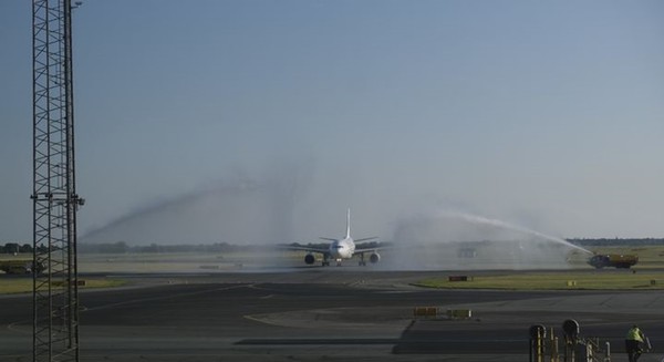 코펜하겐 공항에서 중국 상하이행 새 항공편이 출범하면서 중국 여객기가 대기하고 있는 광경. [사진=뉴시스]
