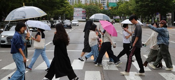비가 내리는 19일 오후 서울 마포구 상암동 인근에서 우산을 쓴 시민들이 이동하고 있다. [사진=뉴시스]