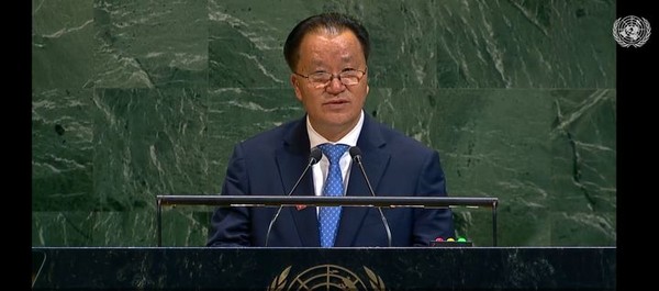 김선경 외무성 부상이 29일(현지 시간) 미국 뉴욕 유엔 본부에서 열린 80차 고위급 회기 일반토의에 참여해 연설하고 있다. [사진=유엔 웹TV]