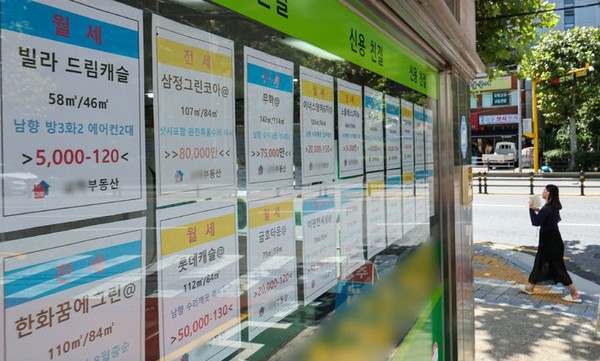 서울 시내 한 공인중개사 사무소에 부동산 매물 시세가 게시되어 있다. [사진=뉴시스]