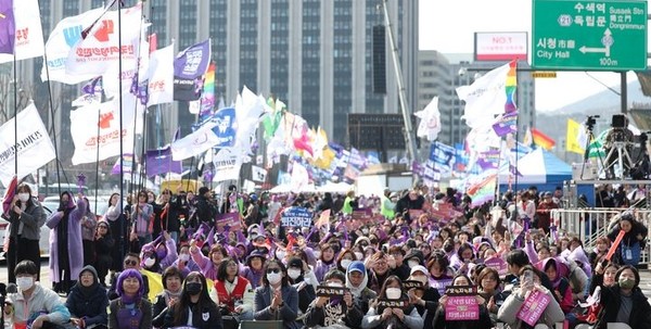지난 3월 8일 서울 종로구 광화문 인근에서 열린 3.8 세계여성의 날 기념 제40회 한국여성대회에서 참가 시민들이 성평등 민주주의를 촉구하고 있다. [사진=뉴시스]