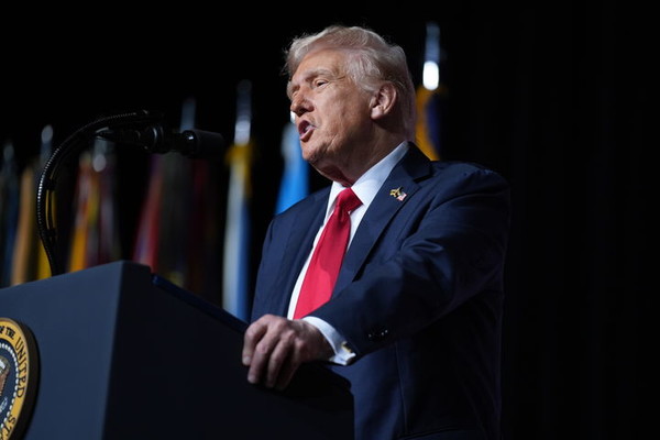 도널드 트럼프 미국 대통령이 30일(현지 시간) 미국 버지니아주 콴티코의 해병기지에서 군 고위급 장성들을 대상으로 연설하고 있다. [사진=뉴시스]