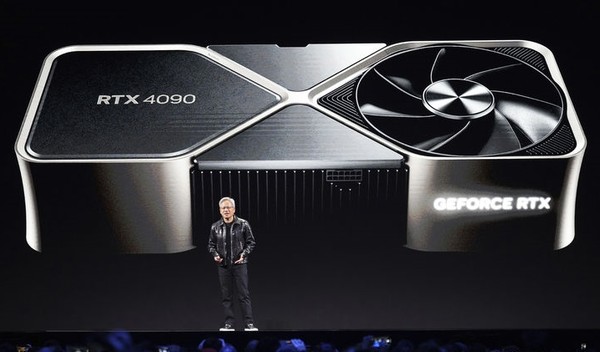 젠슨 황 엔비디아 최고경영자(CEO)가 6일(현지시각) 미 네바다주 라스베이거스에서 세계 최대 전자·IT 박람회 'CES 2025' 개막을 하루 앞두고 열린 엔비디아 콘퍼런스에 등장, 기존 최고 모델 RTX 4090에 관해 설명하고 있다. 황 CEO는 엔비디아의 차세대 그래픽처리장치(GPU) 지포스 'RTX 50' 시리즈를 공개했다. [사진=뉴시스]