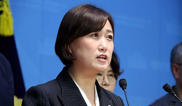 백승아 더불어민주당 의원이 24일 오전 서울 여의도 국회 소통관에서 열린 유초증등교원의 정치기본권 보장 촉구 기자회견에서 발언을 하고 있다. [사진=뉴시스]