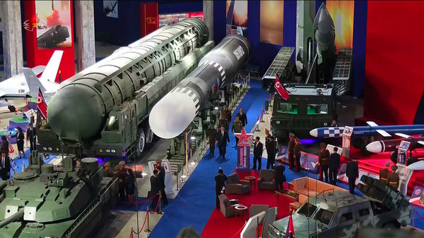 조선중앙TV가 4일 김정은 국무위원장이 평양에서 개막한 무장장비전시회 '국방발전-2025' 관람하는 모습을 5일 방송하고 있다. [출처=조선중앙TV 캡쳐]