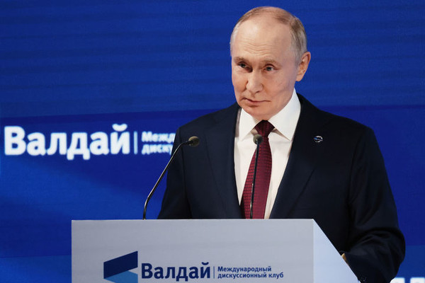 블라디미르 푸틴 러시아 대통령이 2일(현지 시간) 러시아 흑해 휴양지 소치에서 열린 발다이 국제토론클럽 외교 정책 전문가들과의 회의에서 연설하고 있다. [사진=뉴시스]