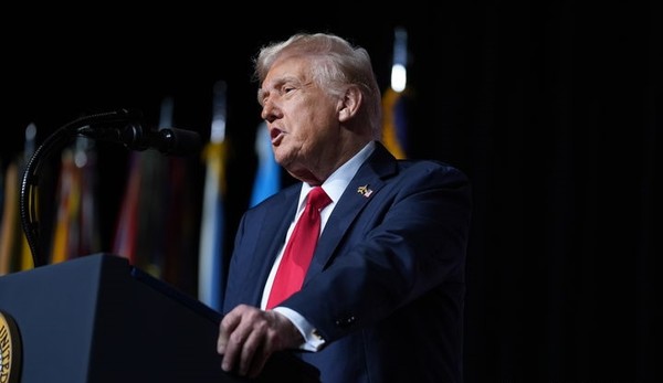 도널드 트럼프 미국 대통령이 30일(현지 시간) 미국 버지니아주 콴티코의 해병기지에서 군 고위급 장성들을 대상으로 연설하고 있다. [사진=뉴시스]