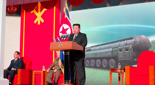 조선중앙TV가 4일 평양에서 개막한 무장장비전시회 '국방발전-2025'에 참석한 김정은 국무위원장의 기념연설을 5일 방송하고 있다. [출처=조선중앙TV 캡쳐]