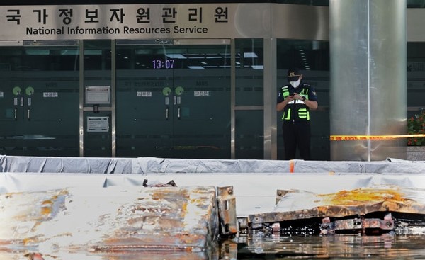  지난 1일 오후 대전 유성구 국가정보자원관리원 화재현장에 설치된 외부 냉각 침수조의 리튬이온 배터리에서 화학작용으로 인한 기포가 올라오고 있다. [사진=뉴시스]