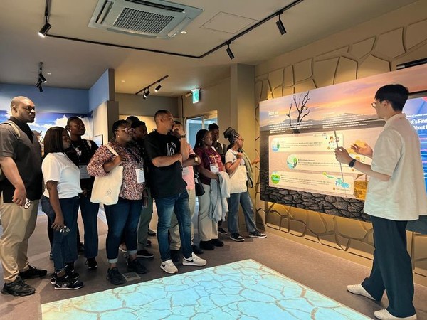 수자원공사 직원이 가나 수자원위생국 직원을 대상을 역량강화 교육을 벌이고 있다.  [사진=수자원공사]