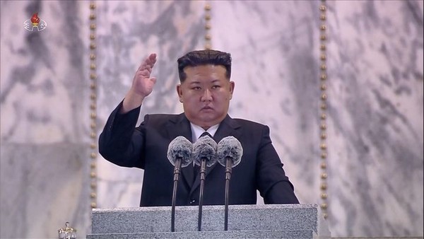 지난 10일 평양 김일성광장에서 노동당 창건 80주년 경축 열병식이 성대히 거행됐다고 조선중앙TV가 11일 보도했다. 사진은 김정은 북한 국무위원장이 열병식에서 분열받고 있다. [사진=조선중앙TV 캡처]