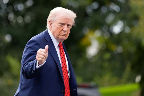 도널드 트럼프 미국 대통령이 10일(현지 시간) 전용 헬기 마린원을 타고 백악관에 도착한 뒤 취재진을 향해 엄지손가락을 들어 보이고 있다. [사진=뉴시스]