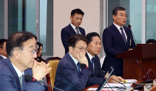 김보현 대우건설 대표가 13일 서울 여의도 국회에서 열린 국토교통위원회의 국토교통부 등 국정감사에서 의원 질의에 답하고 있다.  [사진=뉴시스]