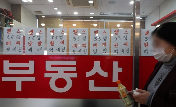 정부의 '10·15 부동산 대책' 첫날인 16일 오후 서울 송파구의 한 공인중개사 사무소 앞을 시민이 지나가고 있다. [사진=뉴시스]