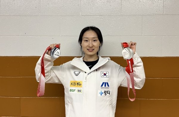 한국 쇼트트랙 국가대표 최민정이 19일(한국 시간) 캐나다 퀘벡주 몬트리올의 모리스 리처드 아레나에서 열린 2025~2026 국제빙상경기연맹(ISU) 쇼트트랙 월드투어 2차 대회 여자 1000m, 여자 3000m 계주에서 획득한 은메달을 들어보이고 있다. [사진=올댓스포츠 ]