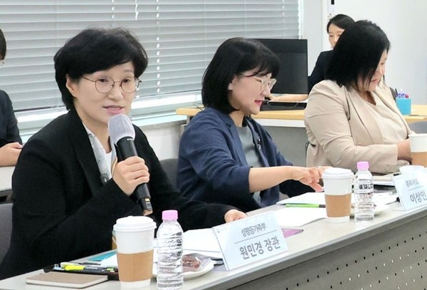  원민경(왼쪽) 성평등가족부 장관이 지난 15일 서울 종로새일센터를 방문해 관계자들과 간담회를 갖고 있다. [사진=성평등가족부 ]