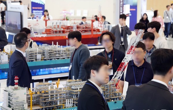 '2024 국제해양플랜트 전시회'가 개막한 16일 부산 해운대구 벡스코 제1전시장 내 삼성중공업 부스를 찾은 관람객들이 다양한 해양플랜드 선박 모형을 둘러보고 있다. 2024.10.16.  [사진=뉴시스]