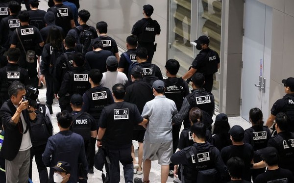 캄보디아 당국의 범죄단지 단속으로 적발돼 구금됐던 한국인들이 18일 오전 인천국제공항 2터미널을 통해 송환되고 있다. [사진=뉴시스]