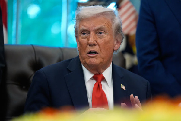 도널드 트럼프 미 대통령이 21일(현지시각) 백악관 집무실에게 기자들에게 발언하고 있다. [사진=뉴시스]