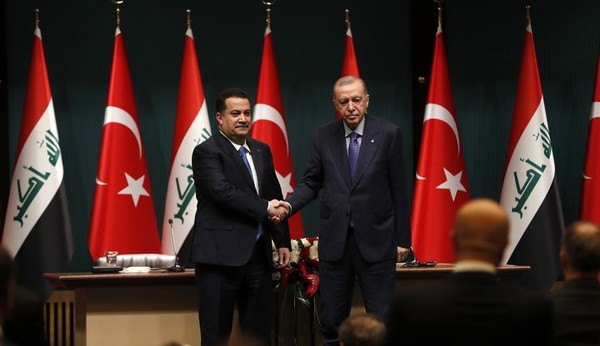 레제프 타이이프 에르도안(오른쪽) 튀르키예 대통령과 무함마드 시아 알수다니 이라크 총리가5월 8일 앙카라 대통령궁에서 양국 간 양해각서(MOU) 체결에 앞서 악수하고 있다. [사진=뉴시스]
