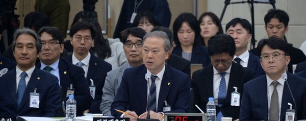 양오봉(가운데) 전북대학교 총장이 22일 전북 전주시 전북대학교에서 열린 '2025년도 교육위원회 국정감사'에 참석해 질의에 답변하고 있다. [사진=뉴시스]