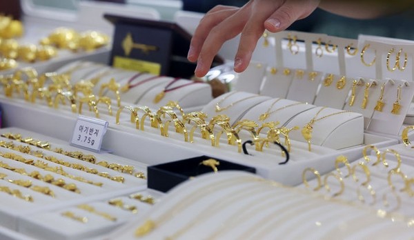 서울 종로구 한국금거래소에 금 제품이 진열돼 있다. [사진=뉴시스]