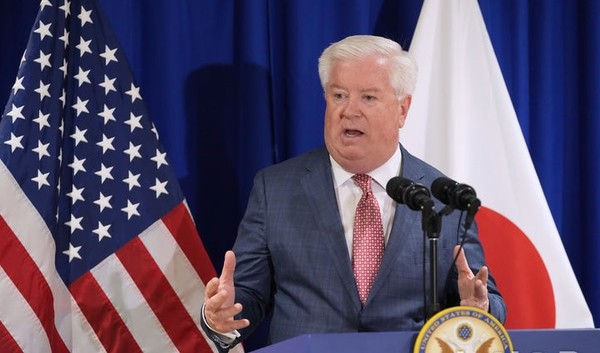 조지 글래스 주일 미국대사가 지난 4월 18일 도쿄에서 기자회견을 가지고 질문에 답하고 있다. 글래스 대사는 지난 25일 한 강연에서 일본의 대미투자 일부가 희토류에 투자될 것이라고 밝혔다. [사진=뉴시스]