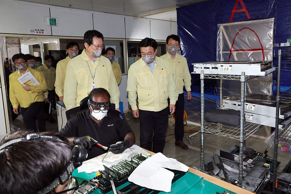 윤호중 행정안전부 장관이 지난 8일 오후 대전 유성구 국가정보자원관리원 본원을 방문해 화재로 서비스가 중단된 행정정보시스템 복구현장을 점검하고 있다. [사진=행정안전부 ]