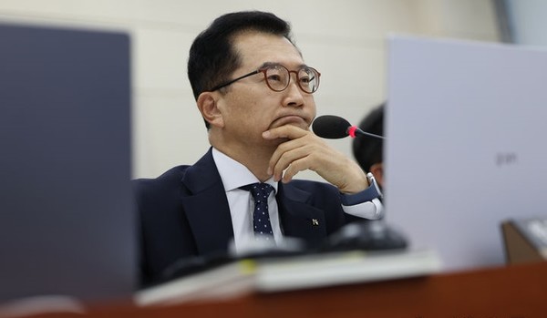 안종혁 한국수출입은행장 직무대행이 27일 오전 서울 여의도 국회 기획재정위원회에서 열린 한국수출입은행 등에 대한 국정감사에서 의원 질의를 듣고 있다. [사진=뉴시스]